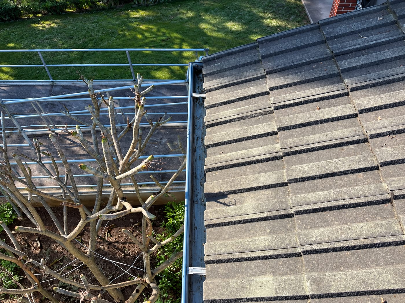 Roof-edge maintenance work